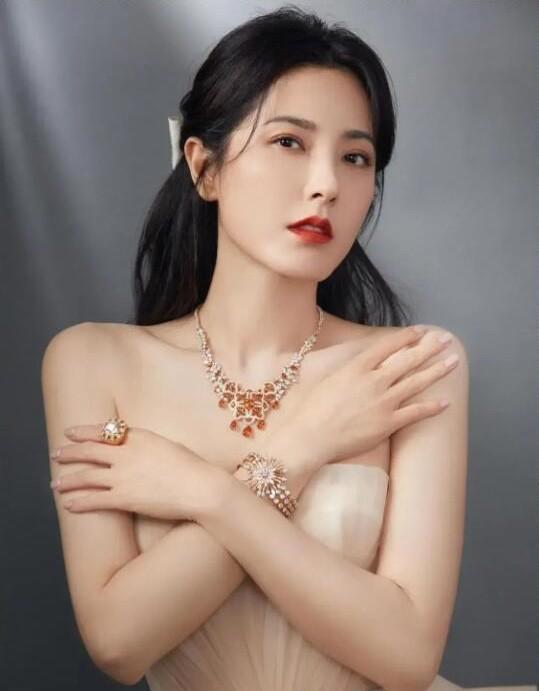 曾黎，一个颜值身材被严重低估的女演员，她比李小冉美，比俞飞鸿，许晴有气质，演技也