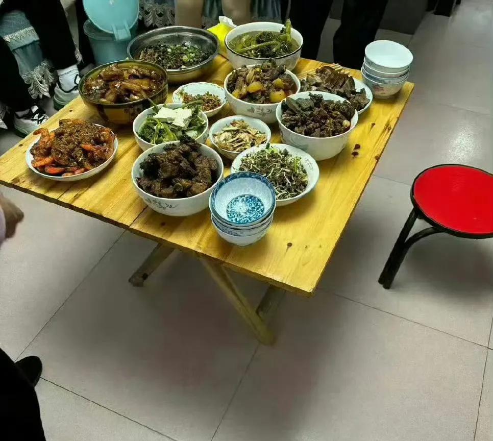 第一次去男朋友家，桌上摆满了这么多菜，大家帮我看看，能感受到被重视不？ 有点小忐