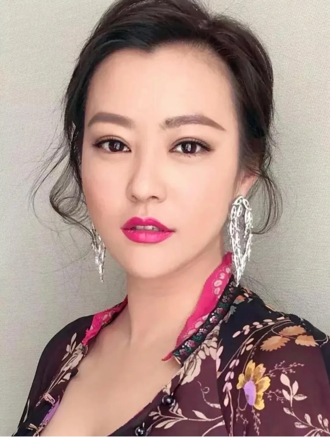 不知道大家发现没有
看郝蕾在节目中的表现
我发现一个很大的问题
那就是，她太敢说