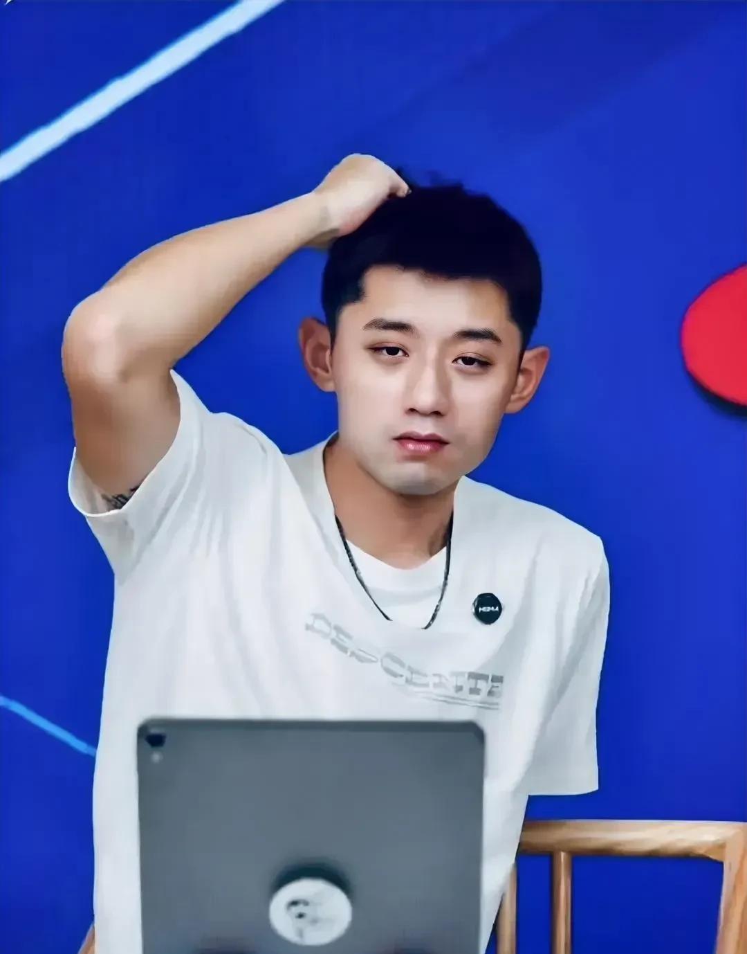 张继科的故事值得我们每一个人铭记。
一个发生在中国国球巨星的故事。
一个发生在低