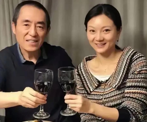 2000年，50岁的张艺谋跟19岁的陈婷回家见父母，陈父问他：“您今年贵庚？”“