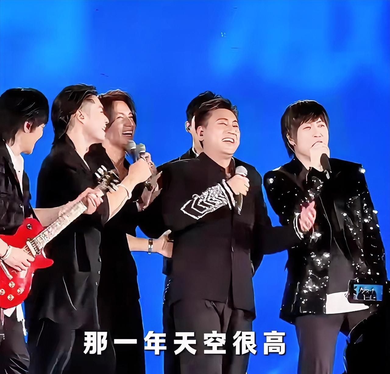 这下朱孝天可开心了，
最近合体演唱会，他从头到脚都在合群，
另外几个人在舞台上像