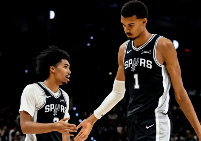 NBA常规赛，马刺对阵太阳的比赛正在进行中。
赛中，NBA记者Law Murra