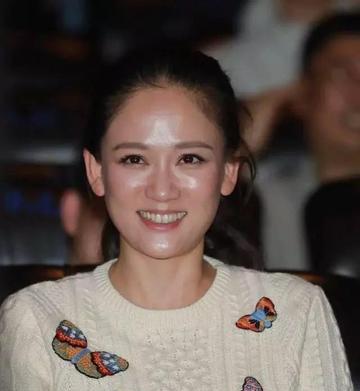 陈乔恩脸蛋肿胀，网友惊呼“认不出”！
最近网上出现了一组陈乔恩录节目的现场照片，