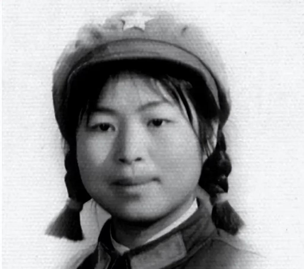 这位穿着军装的女兵，就是毛主席的亲侄女毛小青，她很有主见。
毛小青的成功也是全靠