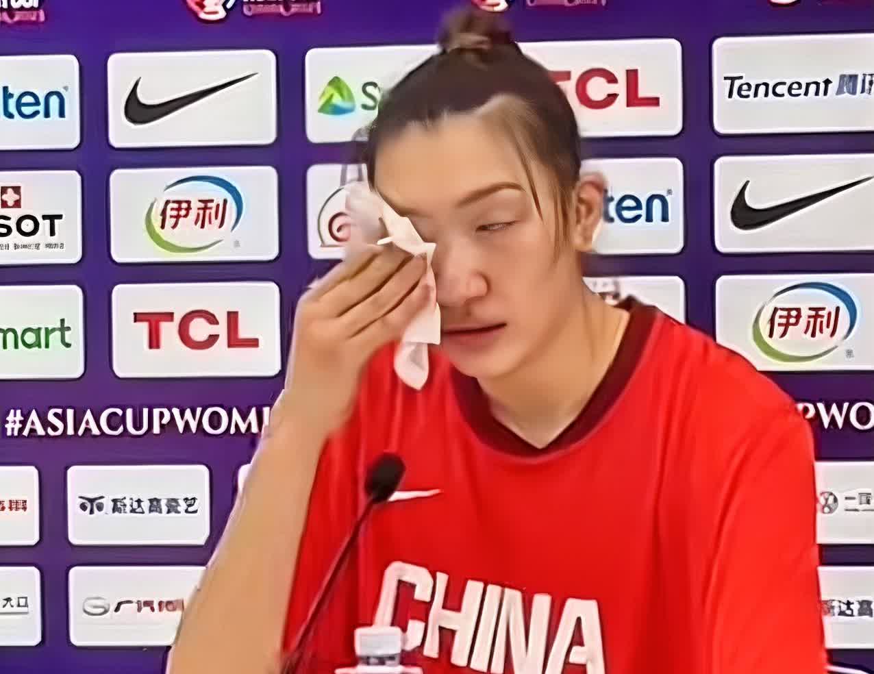 今晚女篮败北，
最高兴的不是日本队，
也不是李梦的球迷，而是女篮教练宫鲁鸣。