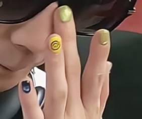 鹿晗还给自己整个了美甲啊，真的是爱美之人人皆有之，为了准备亚洲巡回演唱会，时尚感