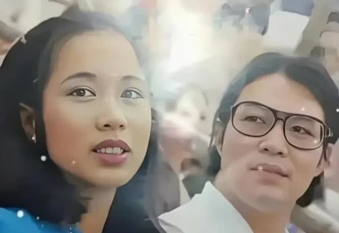 朱玲玲产后不久与丈夫霍震霆在球场观赛的珍贵合影。照片中霍震霆体贴陪伴，初为人母的