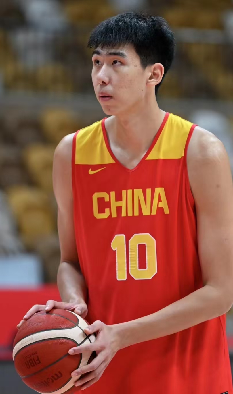 男篮最终十二人名单，内线两人竞争一位置，徐杰因伤恐先退出