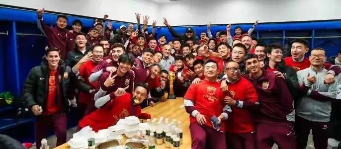 上海海港亚冠精英赛排名倒数第一名，以前有战略性放弃的借口，现在中超夺冠了，借口没