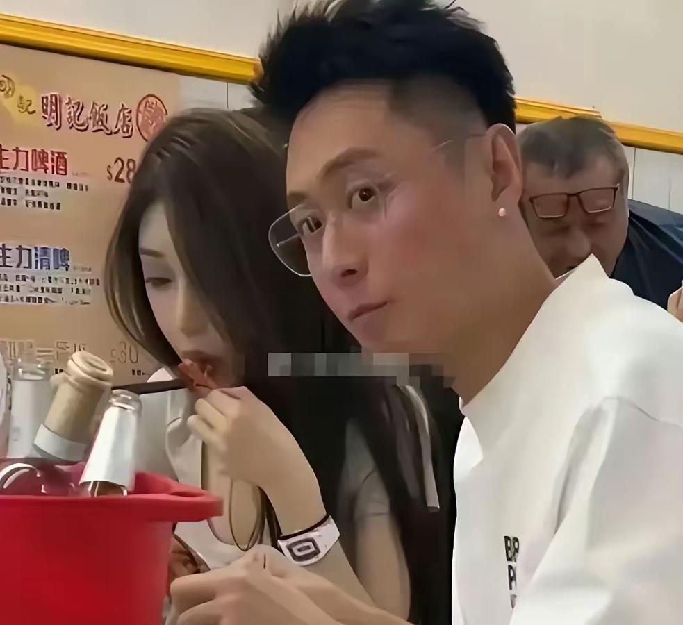 买超的新女友，长得像个假人一般，比张嘉倪差远了……
现在的男人，都什么眼光啊？难