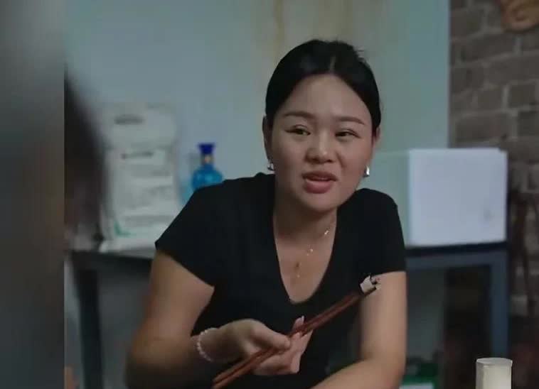 周敏的儿子对舅舅宁宁说:俺课本上说了，子女对父母有赡养的义务，我妈对你没有赡养的