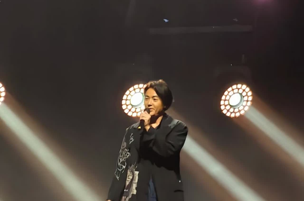 郑伊健罕见现身陈小春演唱会，离开前送感人礼物，陈小春感动大哭
郑伊健现身陈小春