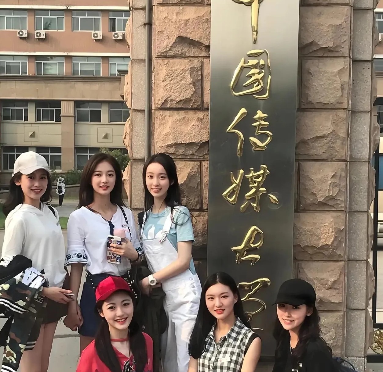 网友:
入学时 vs 毕业前，四年经历了很多，不变的是姐妹情！