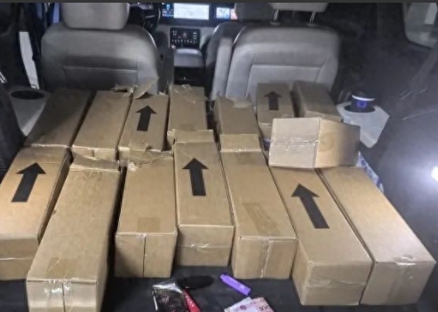 “小小保安立大功！”杭州一小区保安拦下一辆货车，例行检查后，立马报警，并要求对方