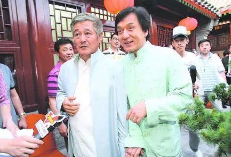 当年，成龙过60大寿时，邀请赵本山来参加他的寿宴，并且在寿帖中嘱咐赵本山千万不要
