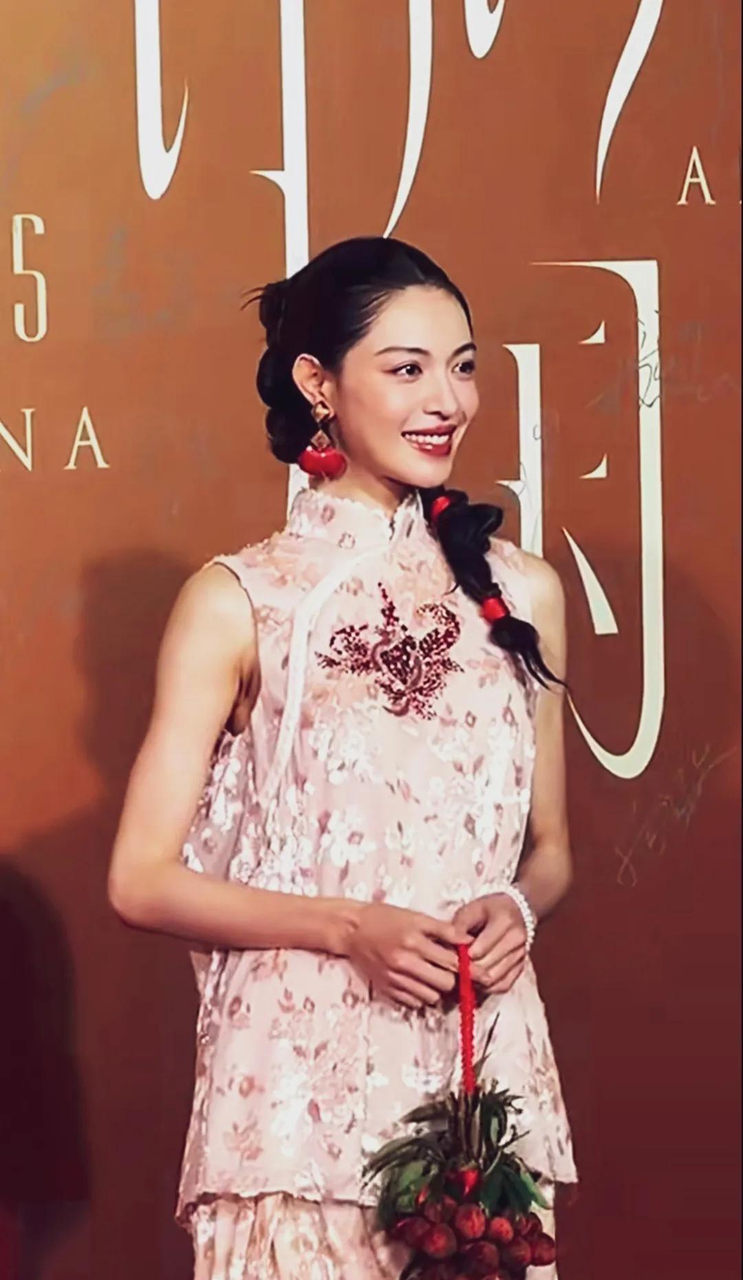 钟楚瑜出席时尚中国红毯之夜，五官大气明艳，这身旗袍真绝了，东方美学直接拉满#钟楚