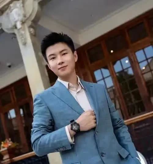 赵心童战胜丁俊晖进入四强 一喜一忧

喜来自于凯伦.威尔逊
因为他终有有机
