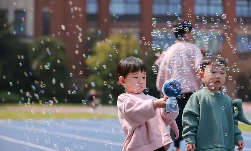 幼儿园免收学费了
最失落的应该就是80后了
因为80后的二胎刚好上完了幼儿园
8