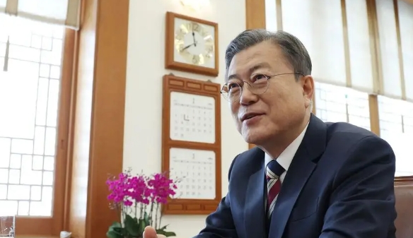 2月28日，文在寅终于还是没有忍住，向韩国的反华政客开炮了，他愤怒说道:“无论是