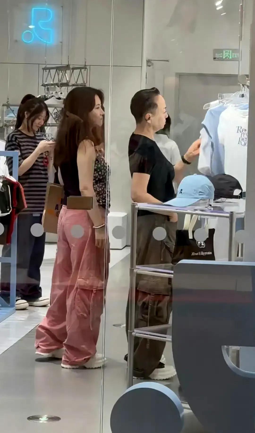 宋丹丹看起来比儿媳妇还年轻，婆媳俩难得一起逛街，两人都穿着黑T恤搭帅气工装裤，儿