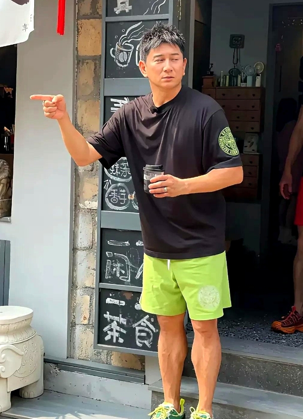 我终于想明白了
为啥总传出刘诗诗吴奇隆分手的谣言
原来是54岁的吴奇隆 不拍戏也