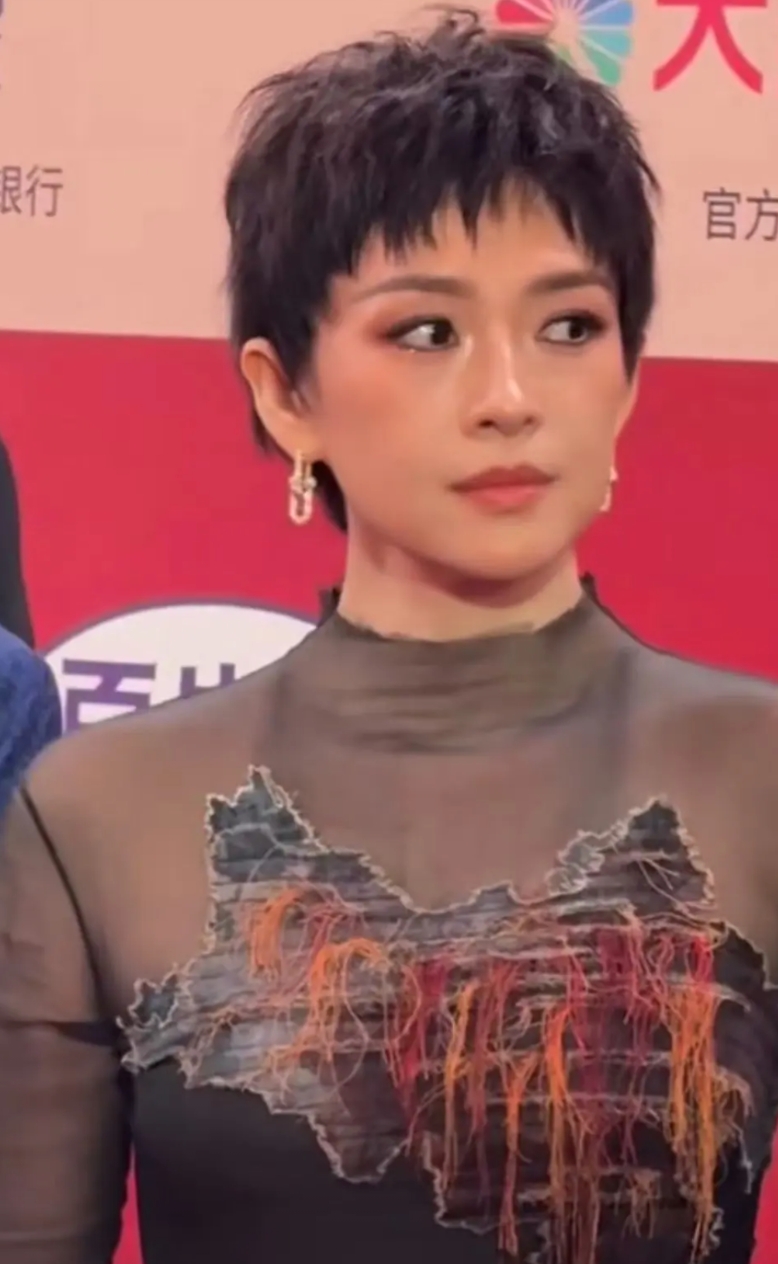 说实话，章子怡跟汪峰的八年婚姻，似乎真的让她脱了一层皮。

章子怡亮相上海电影节