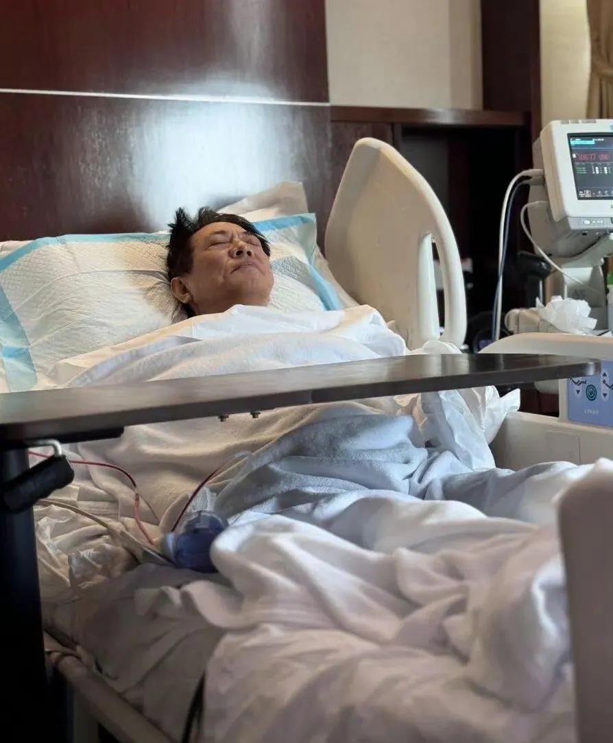 李连杰这是咋了？身体比大他十岁的成龙差多了。
