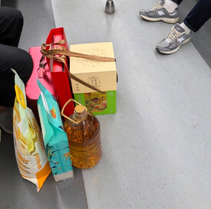 地铁上无声的较量已经开始了