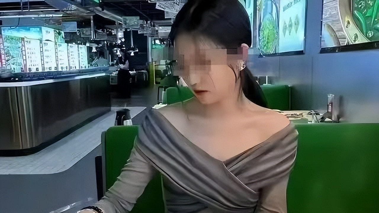 18岁女大学生被飞行员包养10年，五旬飞行员反杀情人，被判12年，细节太颠覆