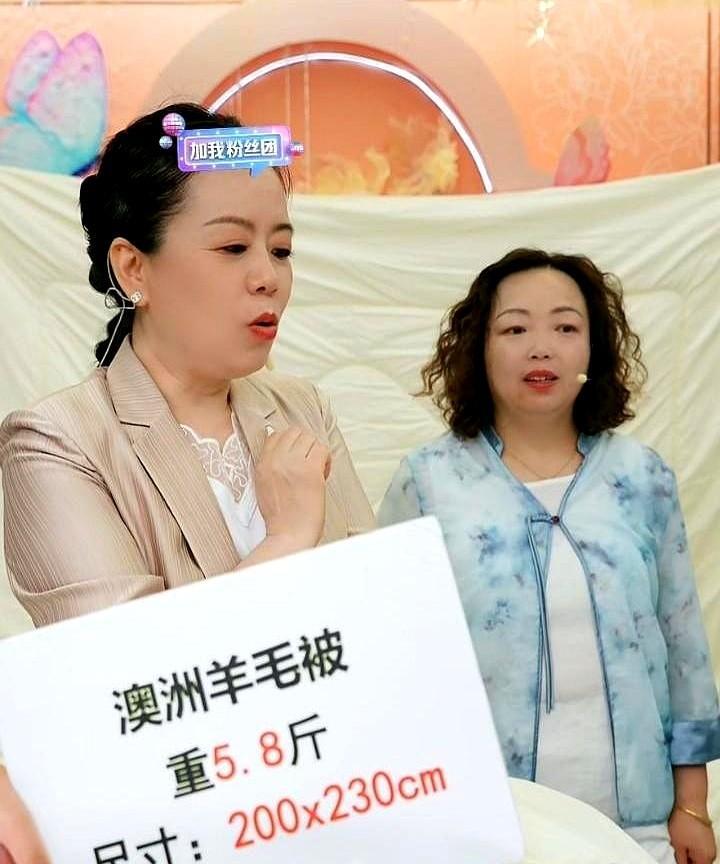 一万人在线、品类榜第一，许妈把直播间变成家纺界的“小型演唱会”。
镜头前，杨奶奶