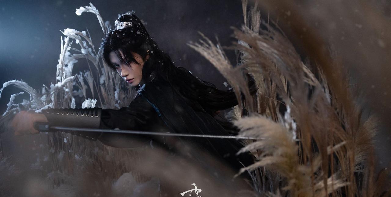 #记录我的2025#
芦苇荡间霜雪簌簌落下，氛围感拉满的画面里，仿佛正讲述着一段