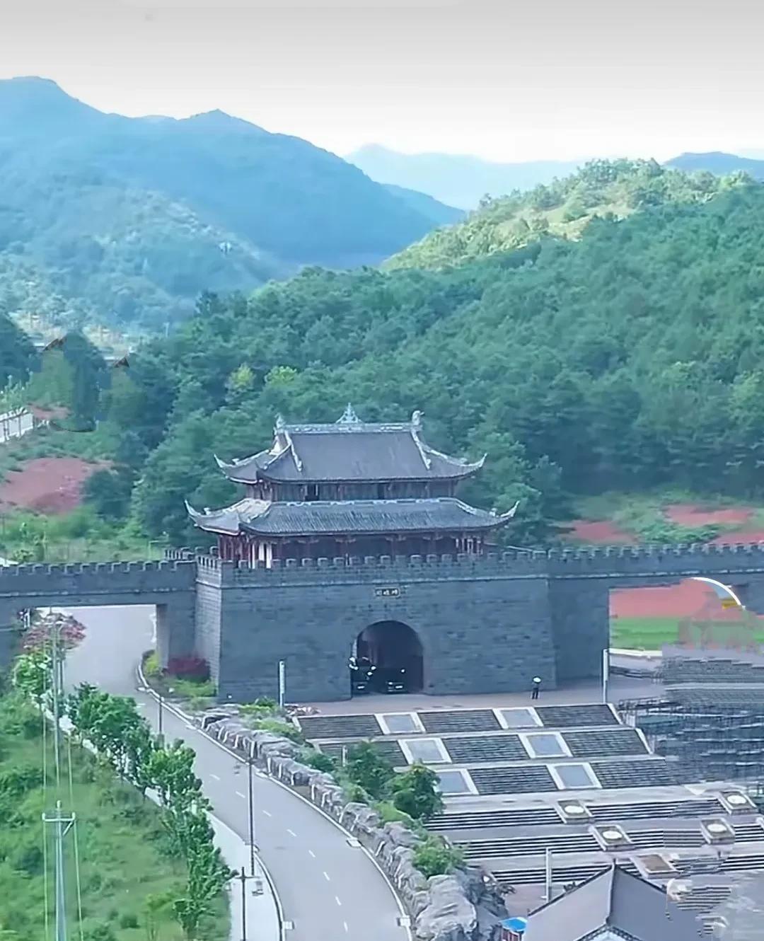 贵州有一古镇，竟上演起当代的“空城记”。这里乃是耗费数亿资金打造的盛景。从古镇的