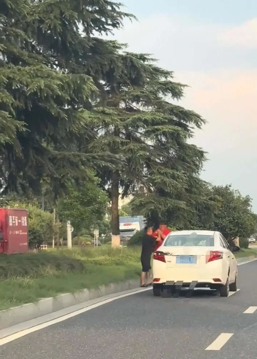 嘉兴万国路，突发！

一高一矮两名男子，站在车边拉扯撕打，红衣男直接被撕成露