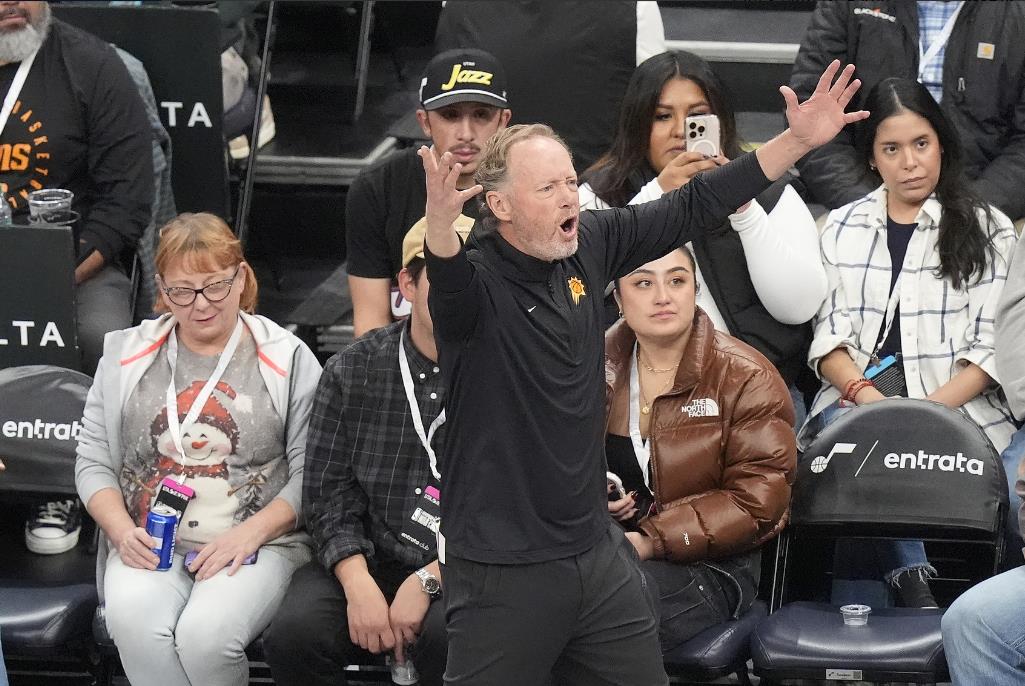 太阳队崩盘！布登与多位队员摩擦，包括布克！
ESPN名记Tim MacMahon