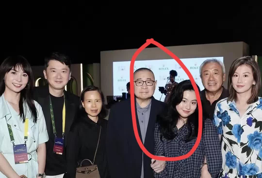 17岁的刘秀桦跟着父亲刘銮雄一起参加活动，身材微胖，长相甜美。
记得她刚出生以