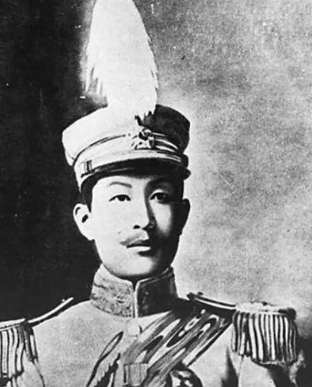 1904年，22岁的蔡锷迎娶29岁的刘长姑，怎料花轿临门，新娘誓死不嫁。蔡锷下不