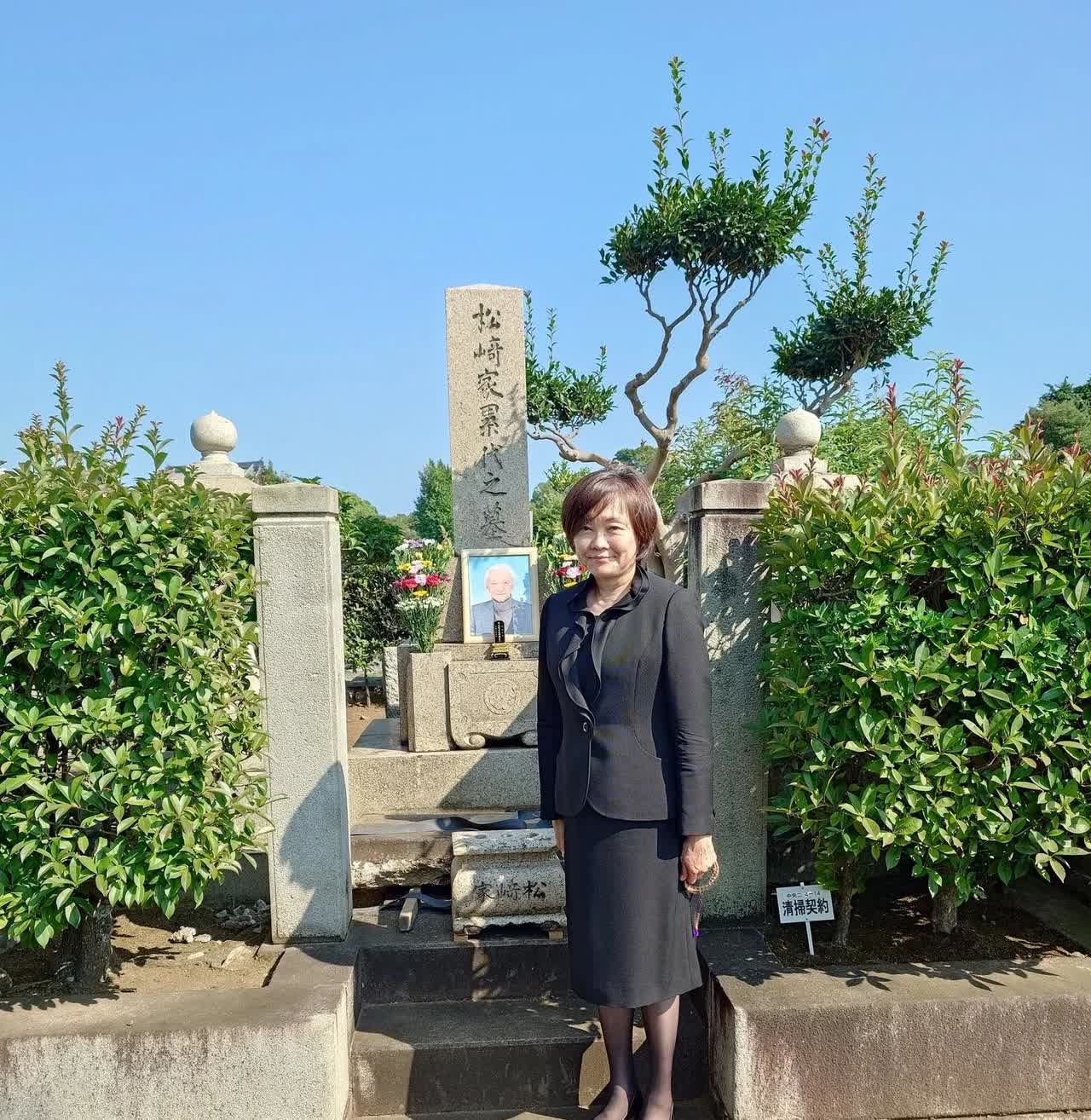 安倍昭惠在父亲松崎昭雄的墓前缅怀，这是她父亲去世的第49天，安倍昭惠女士的心里想