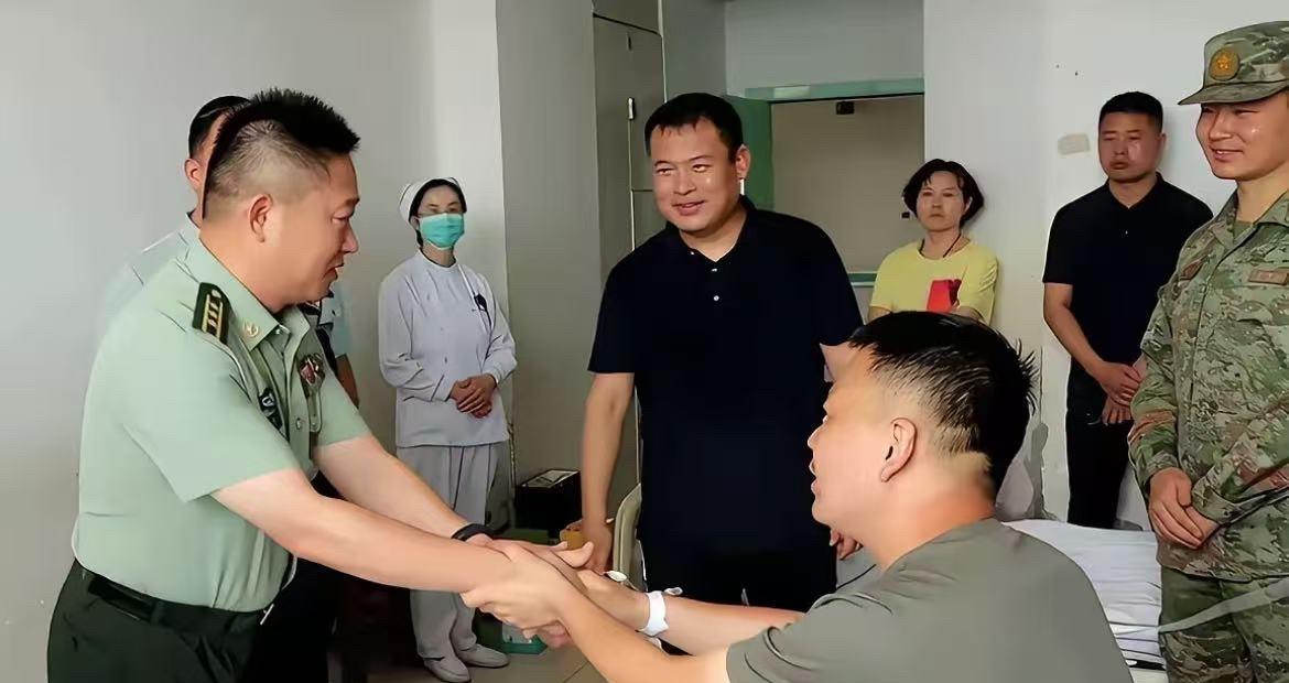 领导都来探望了！下跪，求母亲让自己再救一个人的军人张伟，在医院恢复的特别好！他的