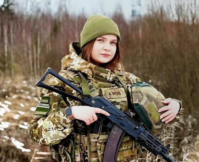乌“亚速营”俘虏招供：乌军女兵不是战斗英雄，而是“后方妻子”
马里乌波尔的亚速钢