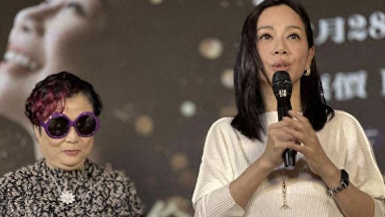 54岁的陈松伶回香港后又瘦了！