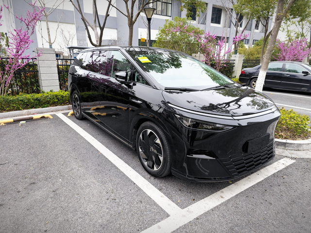 使用小鹏X9有感~
换X9是很偶然的，原先家里的那台电车是特斯拉YP,无奈家里人