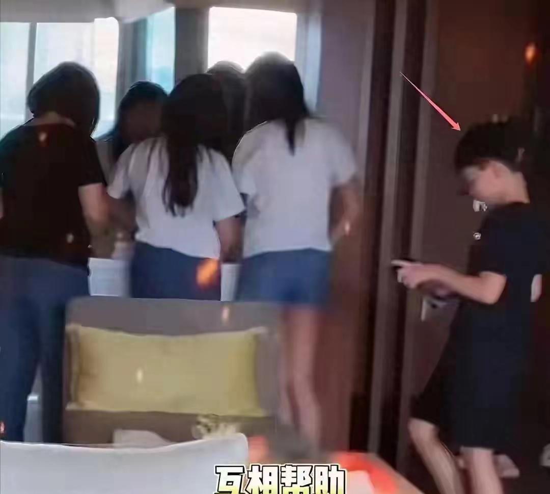 小玥儿性格越来越好了，她带了三个同学到自己家里玩，小霖霖乐颠颠的跟在身后。
几个