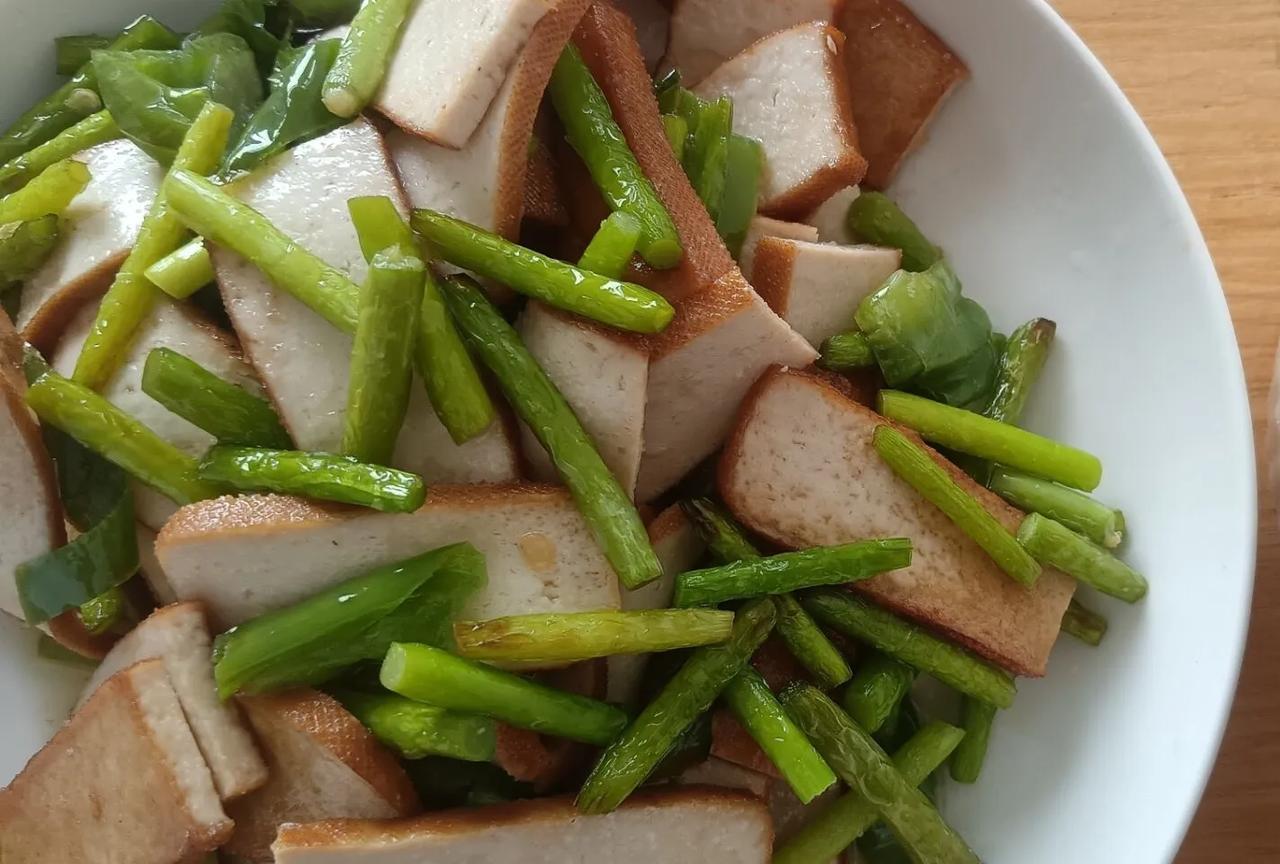 #今天吃什么#蒜苔和豆腐干的混搭