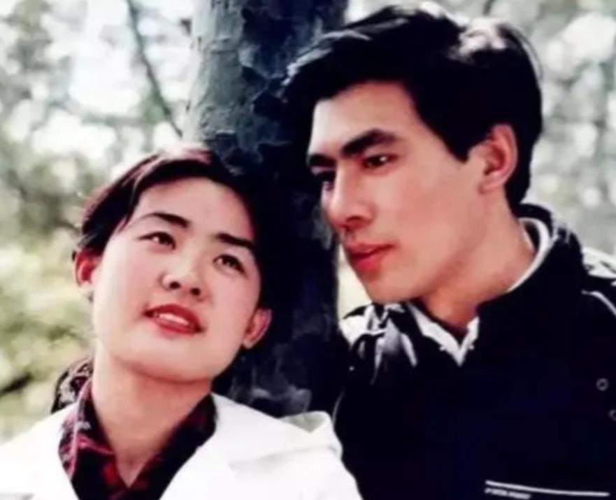 当年，拍《牧马人》时，女主丛珊害羞地说:“茂哥胸口全是毛，我不敢抱他。” 导演谢