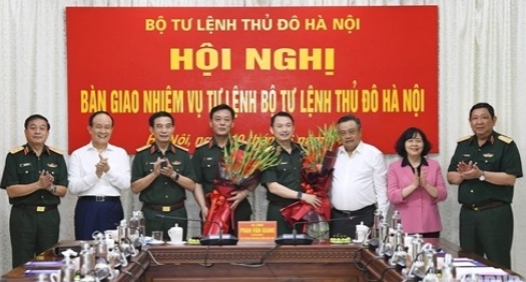 越军首都河内司令部司令换人。
6月10日下午，越南国防部长潘文江大将与河内市委书