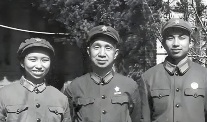 60年代，粟裕和小儿子粟寒生、小女儿粟惠宁的一张留影，粟惠宁也是陈毅的儿媳妇