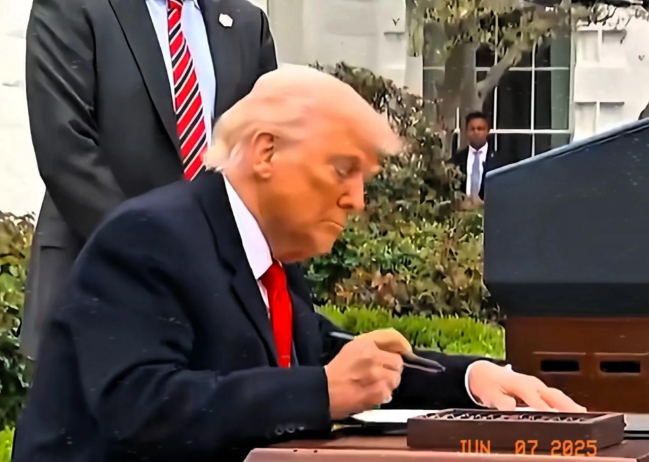 美国总统特朗普已经明确的对乌克兰表示非常不满，他认为基辅轰炸俄罗斯机场非常不明智