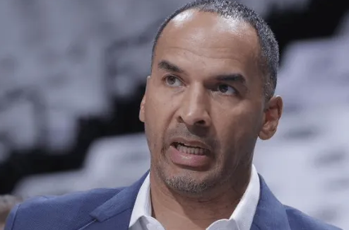 独行侠老板杜蒙将在今日球队会议上解雇哈里森。
美记更新动态，谈到了独行侠内部的一