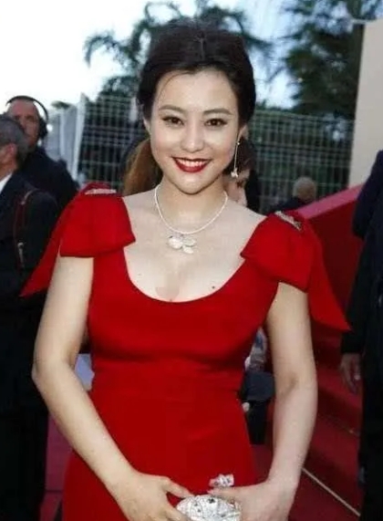 当年，邓超在拍摄《冲天小子康南海》时，和一个叫冯静的女演员打得火热，正宫女友郝蕾